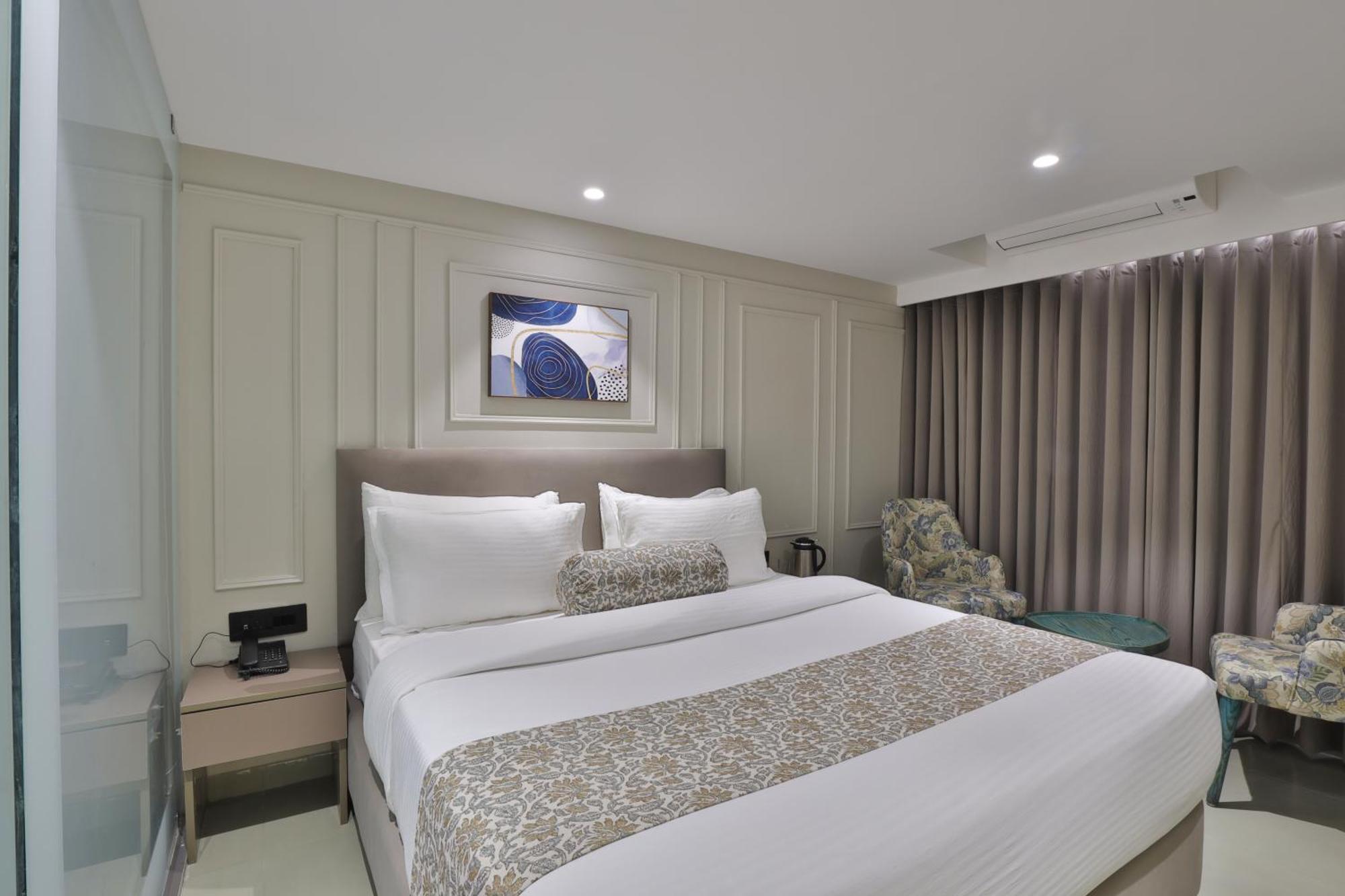 Hotel The Grand Suites Ахмедабад Экстерьер фото